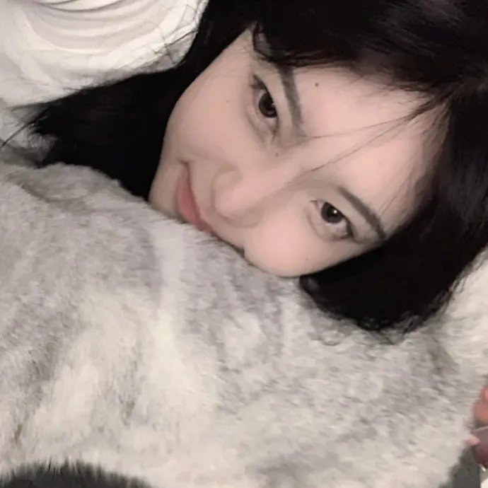 女生向前走
